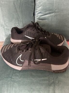 Nike Men's Black and Gray Athletic Sneakers, Size 11